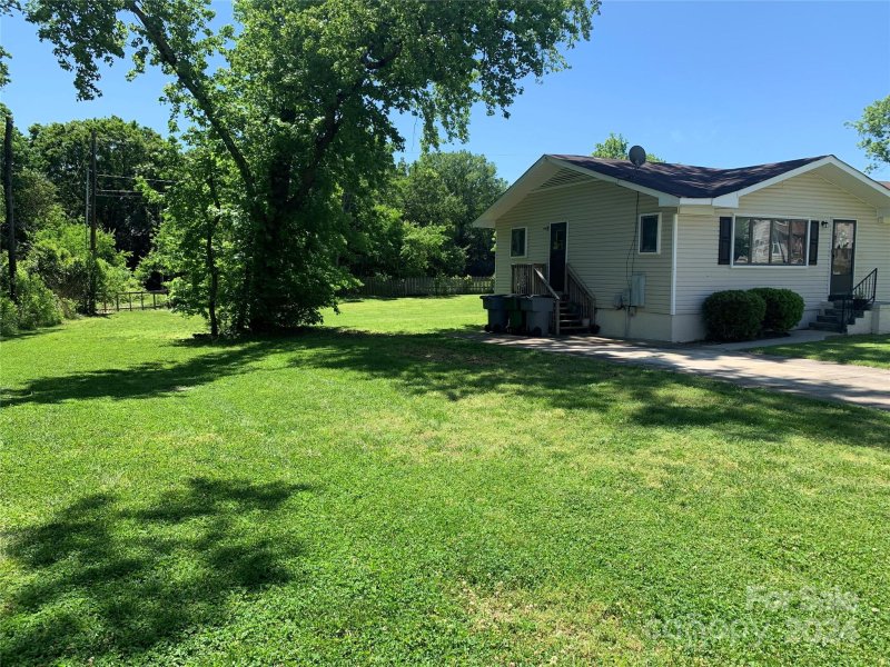 Property image 4 of 9416 Sandburg Avenue in College Downs, Charlotte, NC 28213