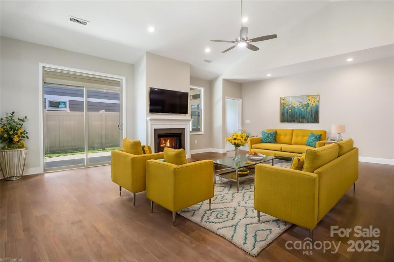 Property image 2 of 833 B Wynnshire Drive in Wynnshire Ridge, Hickory, NC 28601