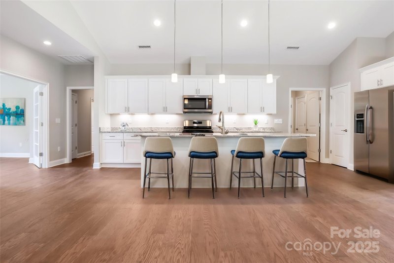 Property image 4 of 833 B Wynnshire Drive in Wynnshire Ridge, Hickory, NC 28601