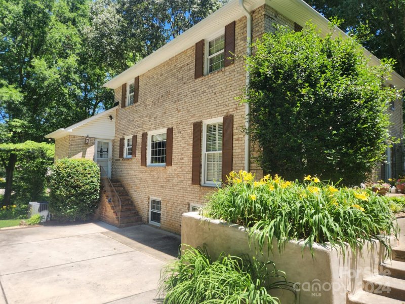 Property image 2 at 7116 Hollyhouse Drive, Charlotte, NC 28215