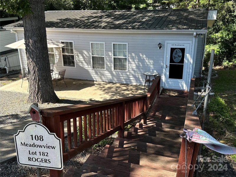 Property image 5 of 108 Meadowview Circle in Badin Shores Resort, New London, NC 28127