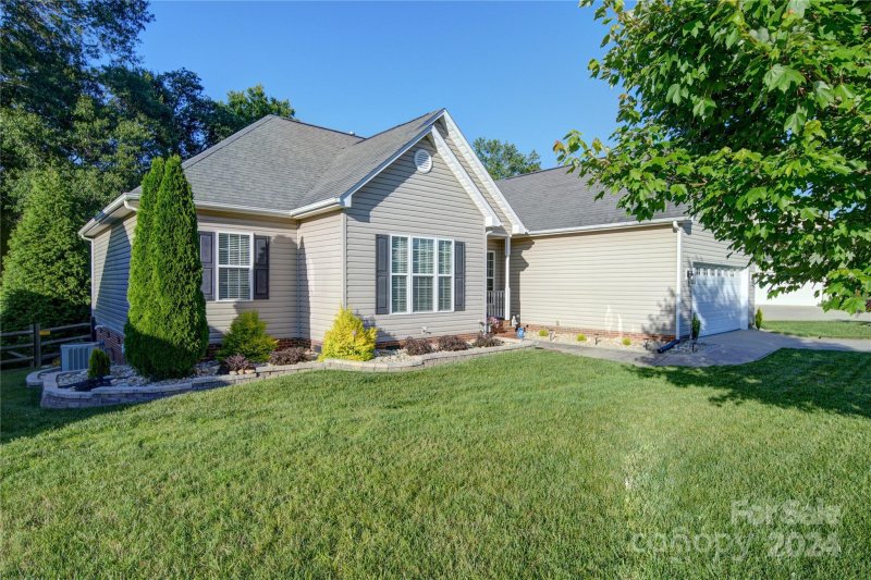 Property image 2 at 4044 Hereford Lane, Dallas, NC 28034