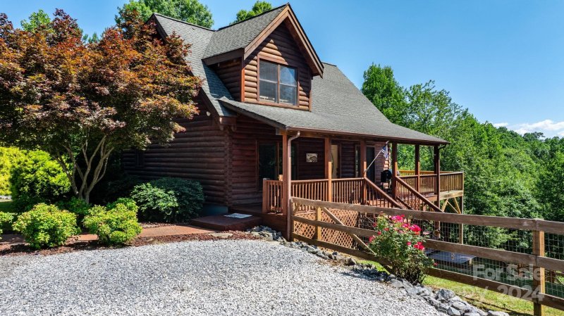 582 Hidden Lake Parkway