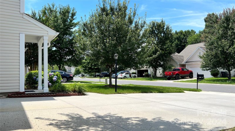 Property image 4 at 15635 Lakepoint Forest Drive, Charlotte, NC 28278