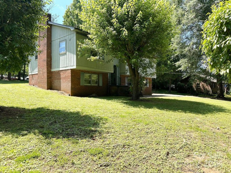 Property image 2 at 2503 Sweetbriar Circle, Lenoir, NC 28645