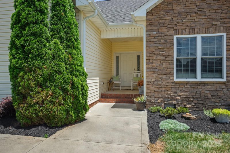 Property image 2 of 104 Castle Pines Lane in Castlegate, Statesville, NC 28625