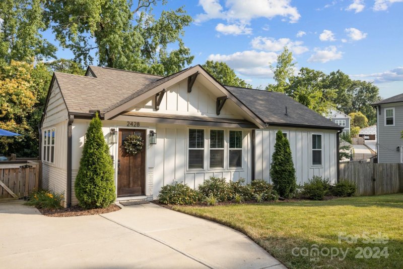 Property image 2 at 2428 Columbus Circle, Charlotte, NC 28208