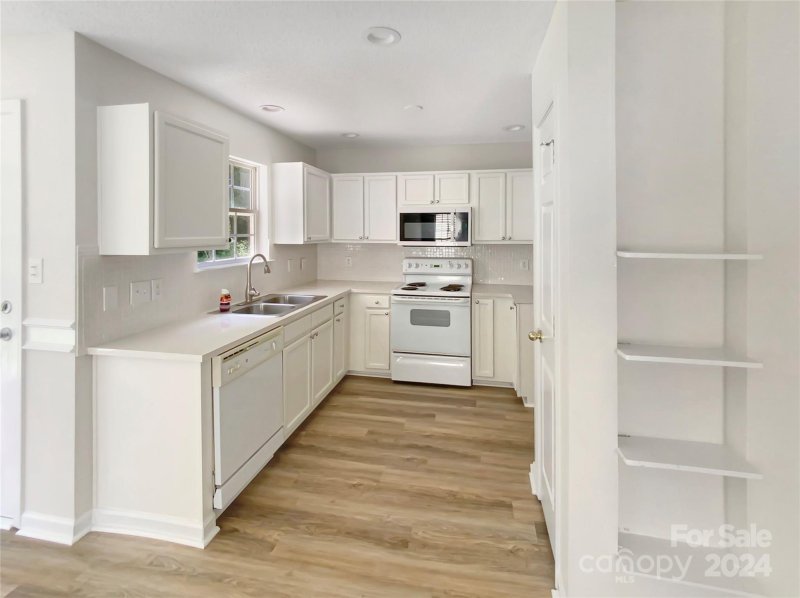 Property image 2 at 844 Almora Drive, Charlotte, NC 28216