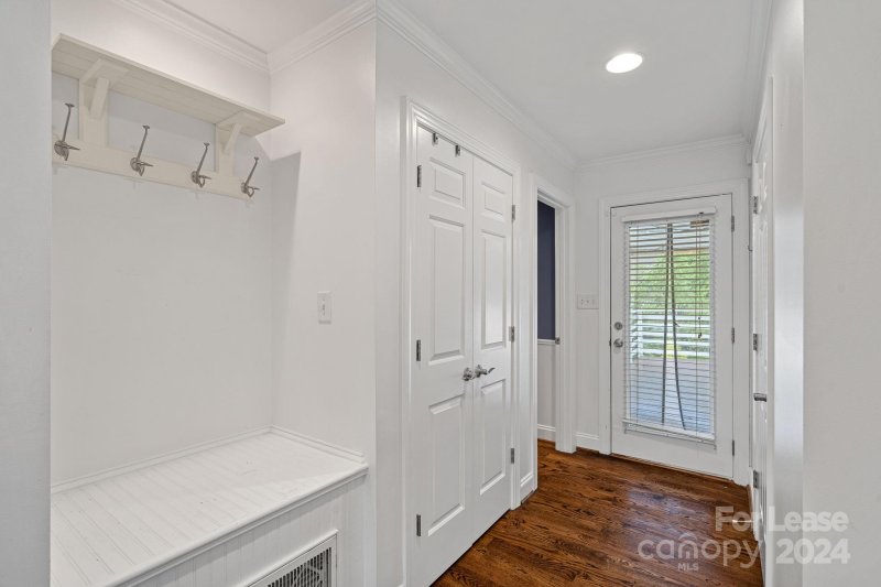 Property image 5 at 430 Iverson Way, Charlotte, NC 28203