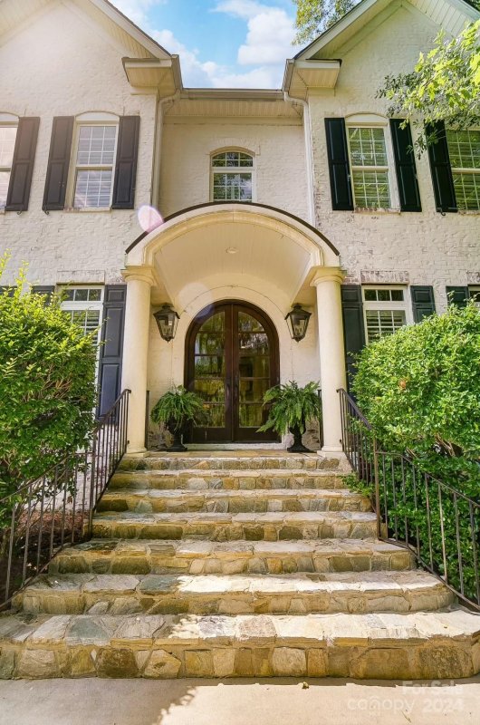 912 Maple Hill Lane