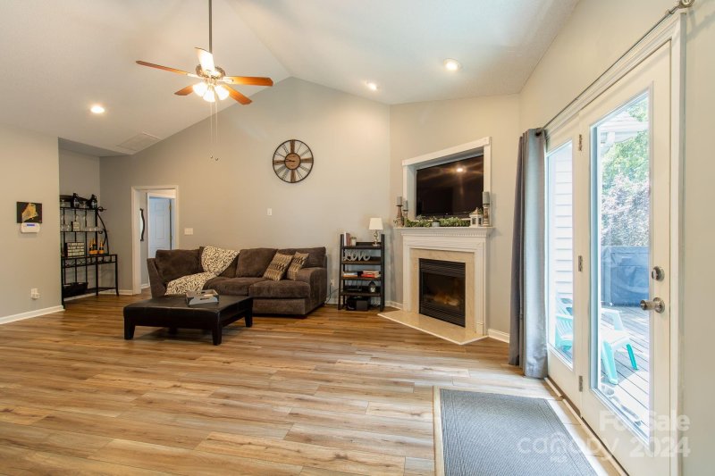 Property image 3 at 215 Everett Park Drive, Mooresville, NC 28115