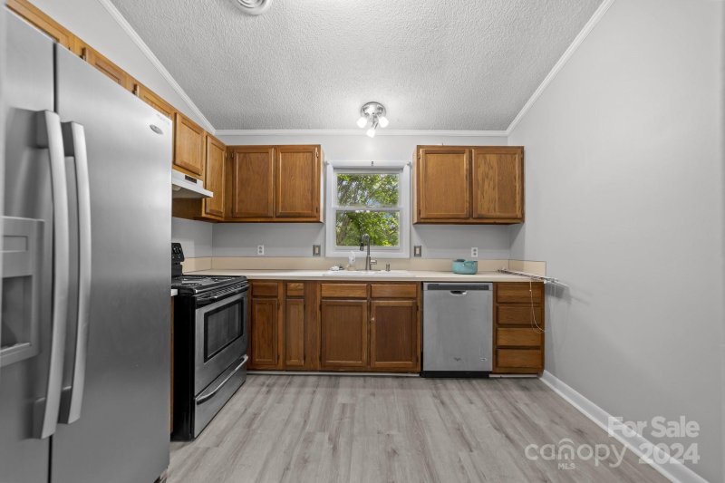 1300 Larchmont Place