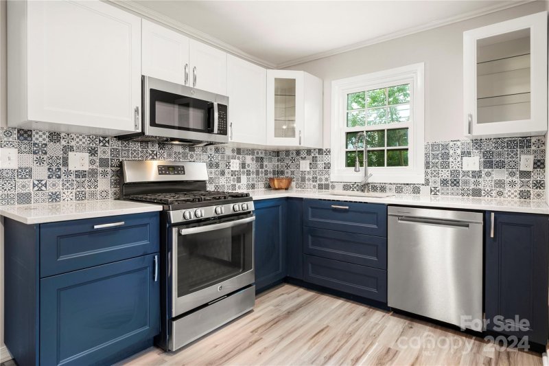 Property image 2 at 3225 Commonwealth Avenue, Charlotte, NC 28205