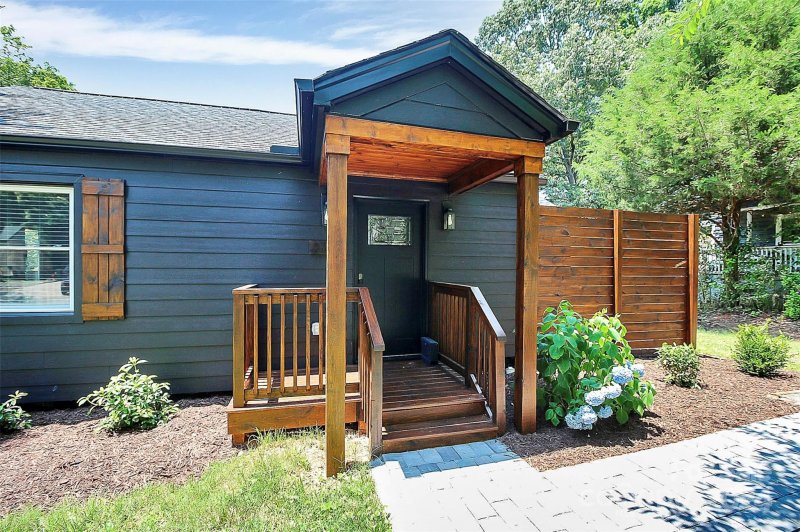 Property image 4 at 2742 Mayflower Road, Charlotte, NC 28208