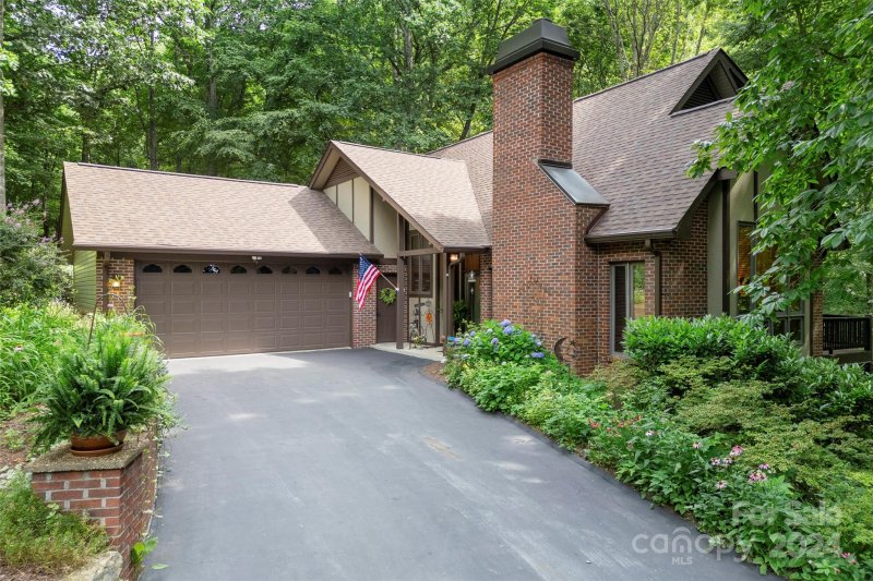 Property image 3 at 740 N Sunlight Ridge Court, Hendersonville, NC 28792
