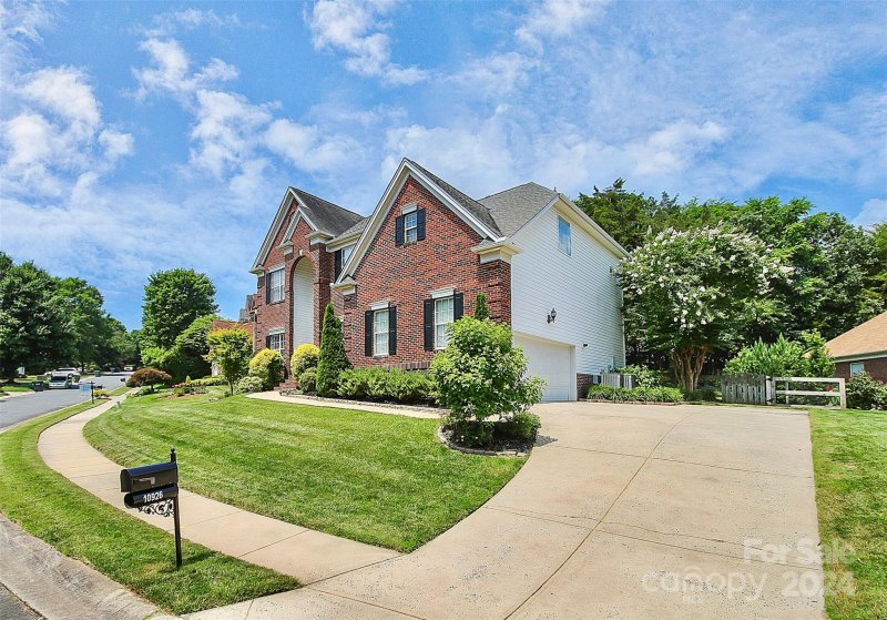 Property image 4 at 10926 Valley Spring Drive, Charlotte, NC 28277