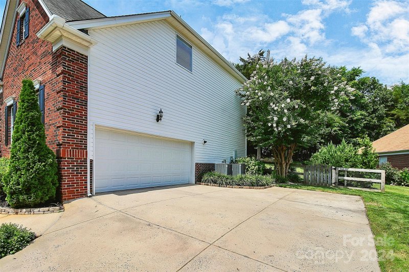 Property image 5 at 10926 Valley Spring Drive, Charlotte, NC 28277