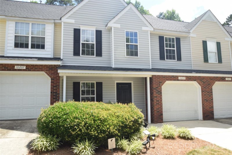 Property image 2 at 10209 University Park Lane, Charlotte, NC 28213