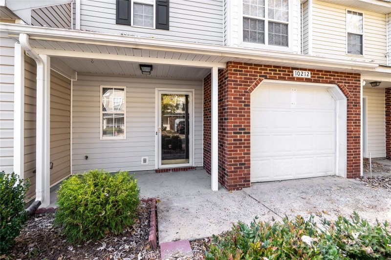 Property image 3 at 10212 University Park Lane, Charlotte, NC 28213
