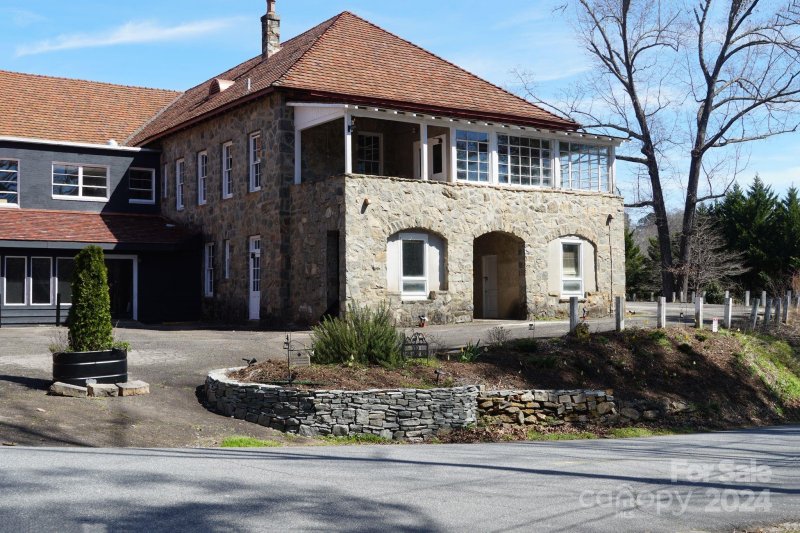 Gillette Woods, Tryon Community