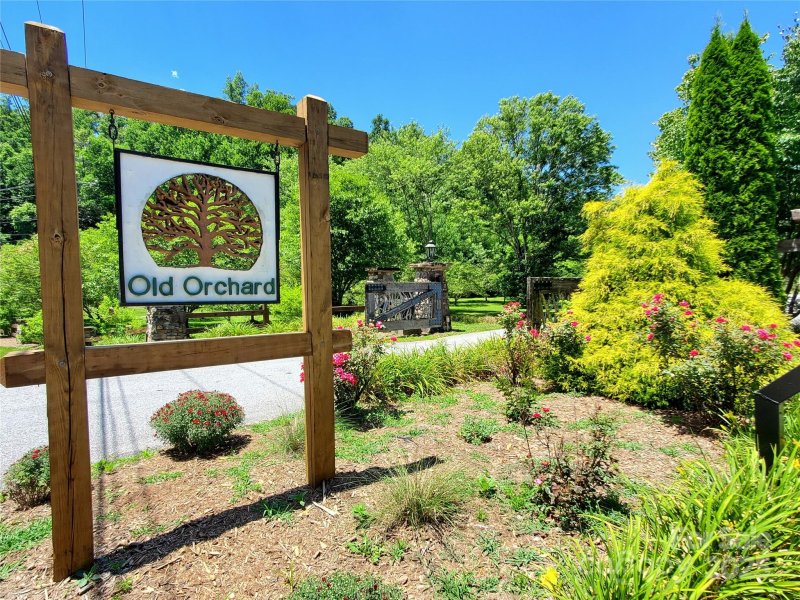 Property image 2 at 307 Summer Orchard Drive, Hendersonville, NC 28792