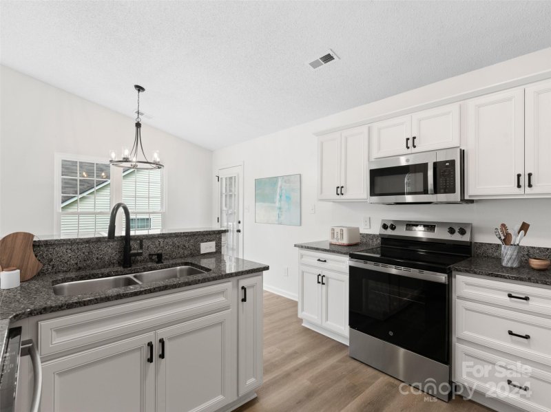 Property image 3 at 7815 Royce Hall Lane, Charlotte, NC 28216