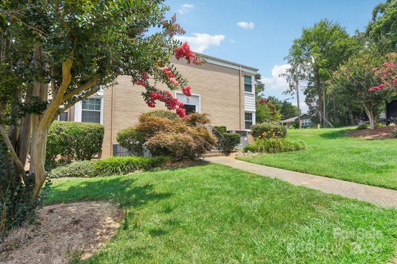 Property image 2 at 200 Wakefield Drive, Charlotte, NC 28209