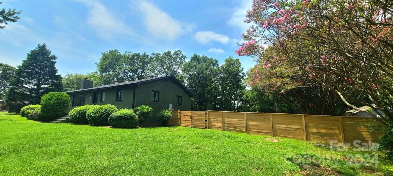 Property image 4 at 650 Fielding Road, Charlotte, NC 28214