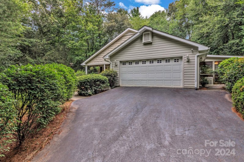 Property image 3 at 15 Hickory Court Lane, Hendersonville, NC 28792
