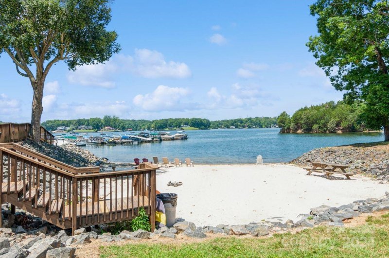 Property image 2 at 13919 Queens Harbor Road, Charlotte, NC 28278