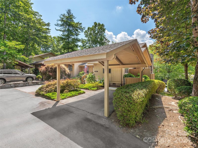 Property image 2 at 504 Water Oak Lane, Hendersonville, NC 28791