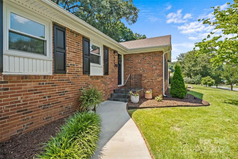 Property image 3 at 1400 Tarrington Avenue, Charlotte, NC 28205