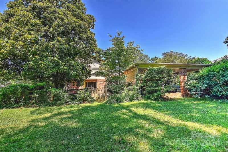 Property image 3 at 845 Greentree Drive, Charlotte, NC 28211