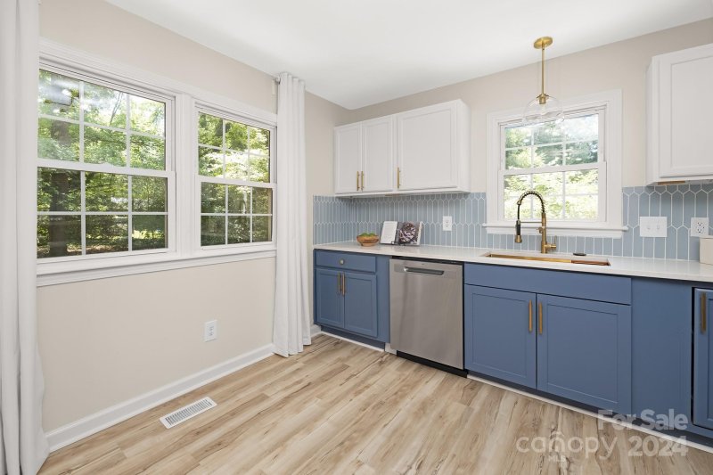 Property image 5 at 6136 Castle Court, Charlotte, NC 28213