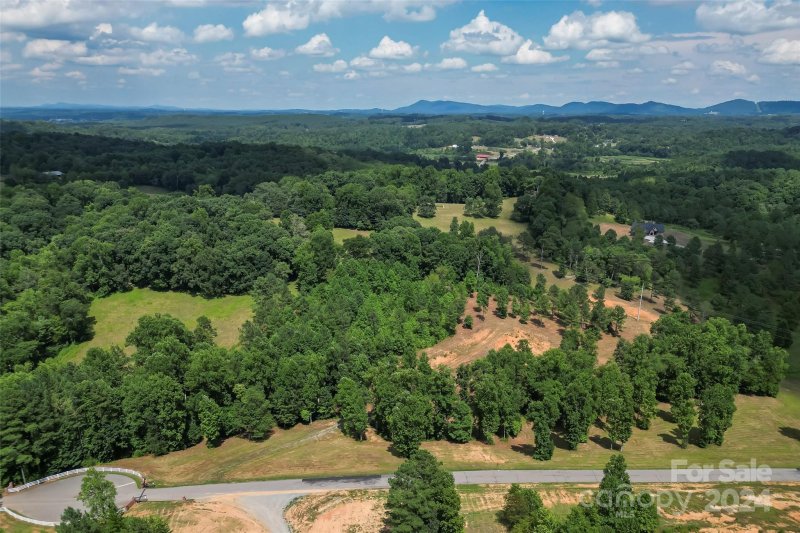 Property image 2 of 2791 Cornwell Drive in Silver Creek Plantation, Morganton, NC 28655