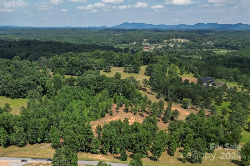 Property image 3 of 2791 Cornwell Drive in Silver Creek Plantation, Morganton, NC 28655