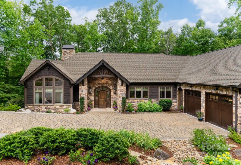 Property image 2 at 2 Cherokee Orchard Court, Fairview, NC 28730