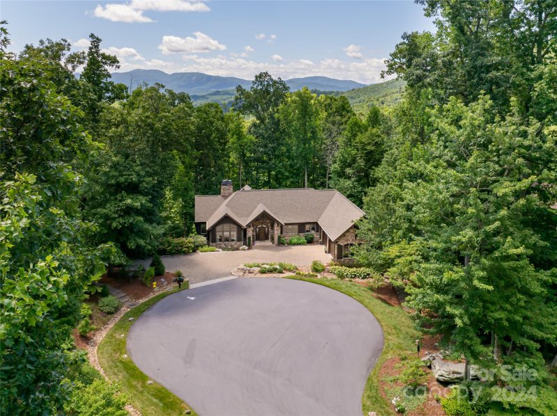 Property image 3 at 2 Cherokee Orchard Court, Fairview, NC 28730