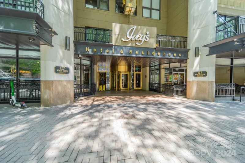127 N Tryon Street