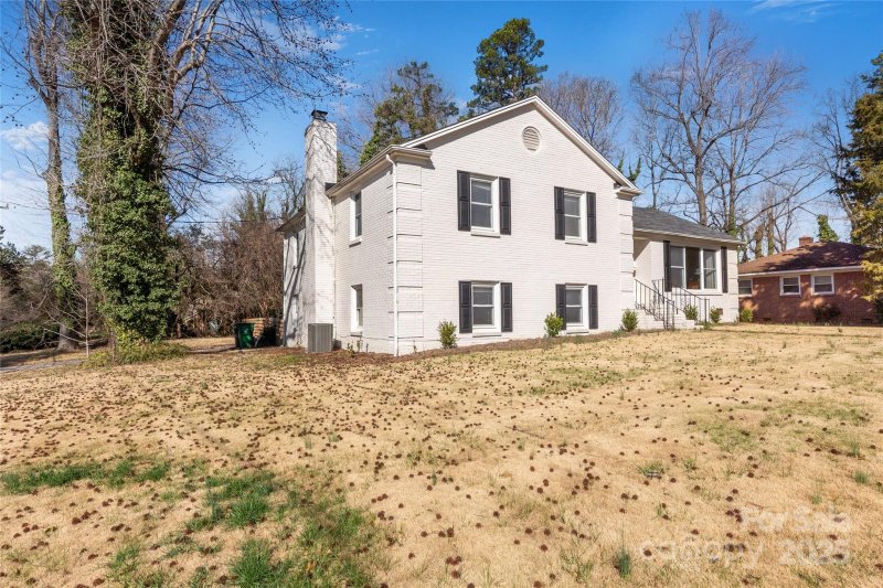 Property image 2 at 1628 Shannonhouse Drive, Charlotte, NC 28215