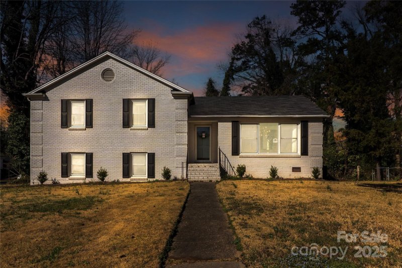 Property image 3 at 1628 Shannonhouse Drive, Charlotte, NC 28215