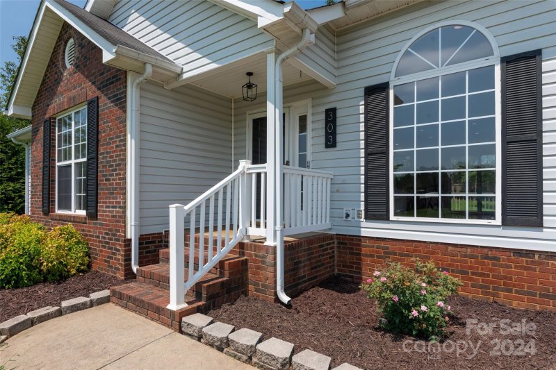 Property image 2 at 303 Tamarack Drive, Matthews, NC 28104