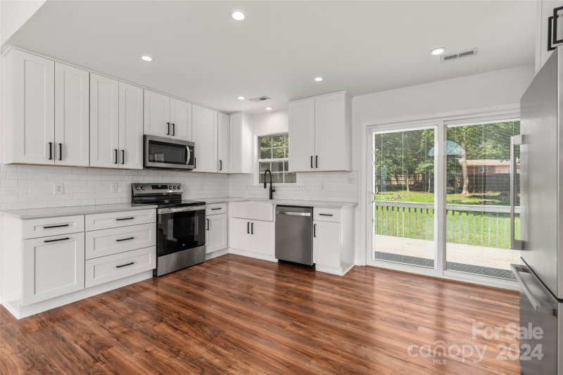 Property image 3 at 303 Tamarack Drive, Matthews, NC 28104