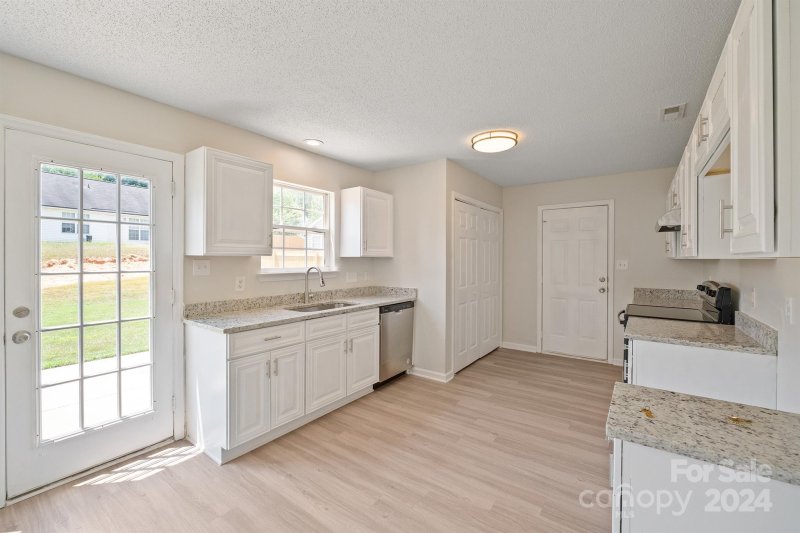 Property image 5 at 2410 Fairstone Avenue, Charlotte, NC 28269