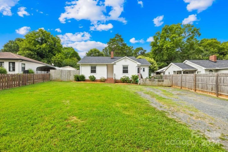 Property image 2 at 202 Ferstl Avenue, Belmont, NC 28012