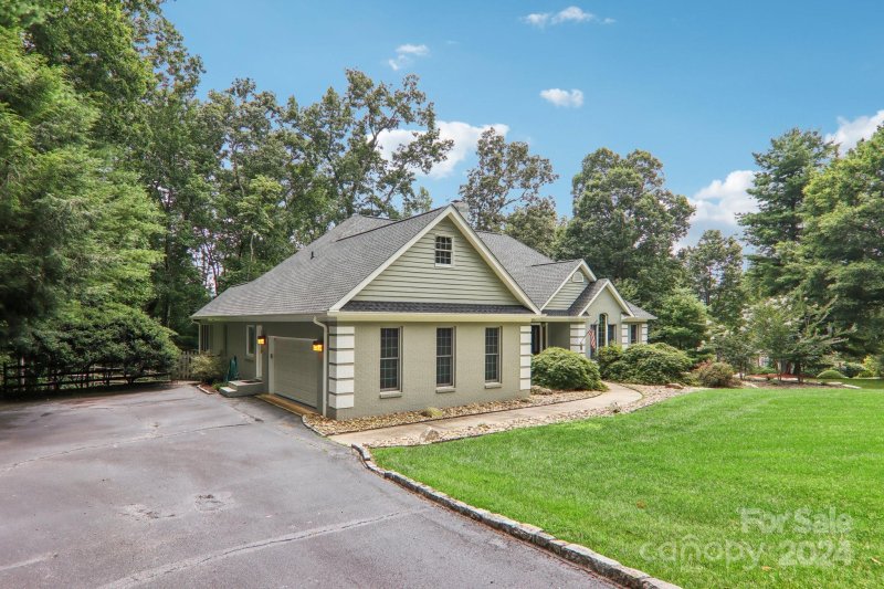 Property image 2 at 2 Thornapple Drive, Hendersonville, NC 28739