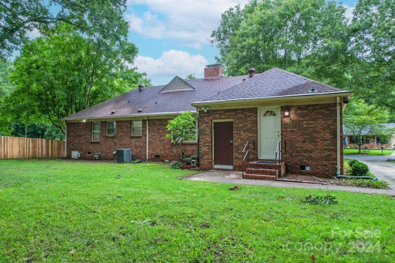 Property image 4 at 2100 Knickerbocker Drive, Charlotte, NC 28212