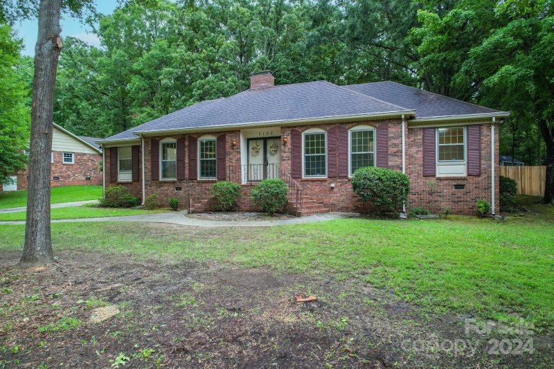 Property image 5 at 2100 Knickerbocker Drive, Charlotte, NC 28212