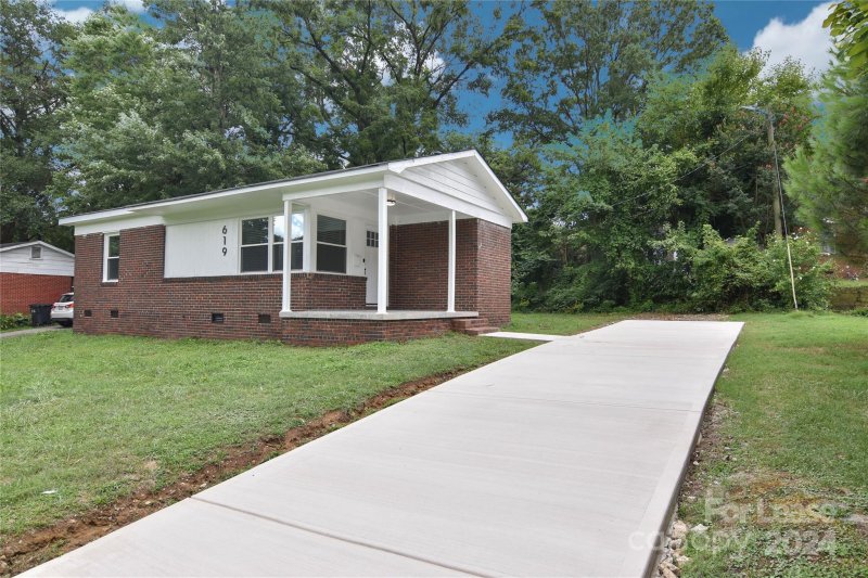 Property image 2 at 619 Dewolfe Street, Charlotte, NC 28208