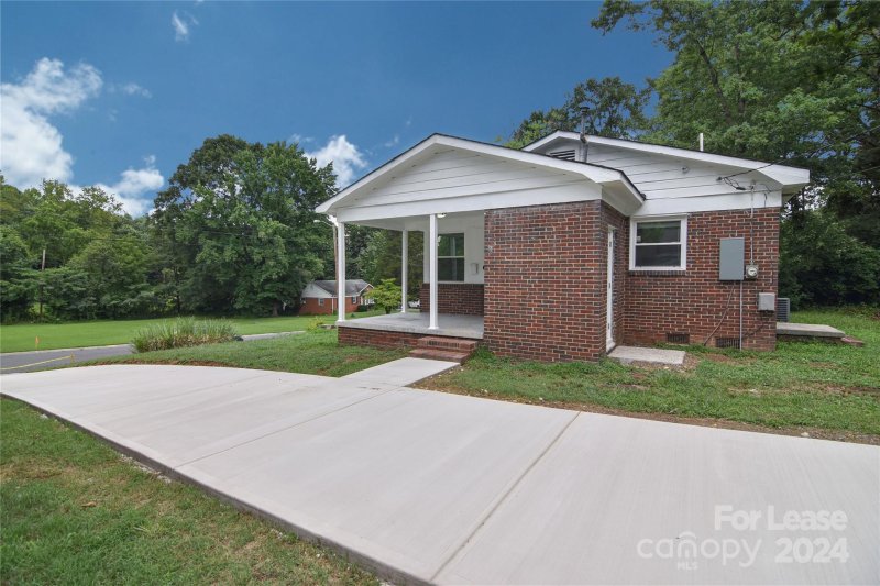 Property image 3 at 619 Dewolfe Street, Charlotte, NC 28208